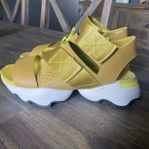 Sorel Sandals size 5!